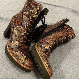 ❤️Naturalizer Callie boots women  7.5 brown tones snake print lace tie